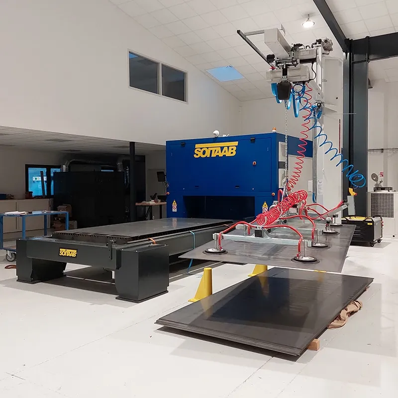 Machine de découpe laser Soitaab et manipulateur à ventouses dans l'atelier de Laser Métal Design