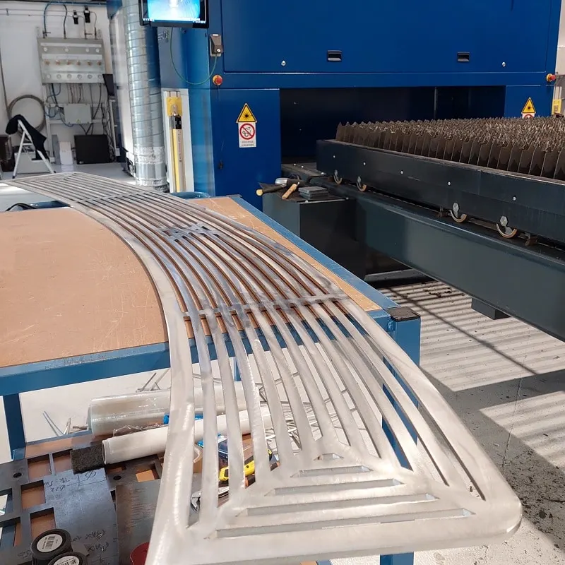 Grille courbe en inox 316 découpée au laser à l'atelier LMD à Sainte-Luce-sur-Loire