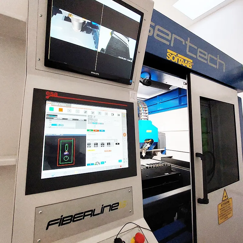 Console de commande d'une machine de découpe laser Fiberline à Sainte-Luce-sur-Loire