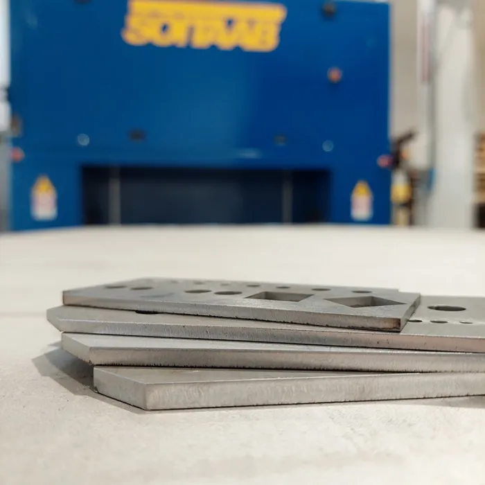 Échantillons de pièces en inox découpées au laser montrant la précision des finitions